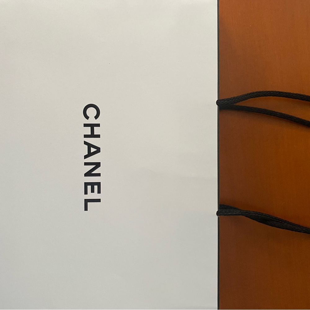 Elegant White and Black Gift Bag